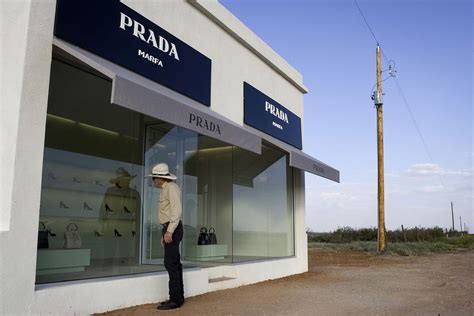 Prada Marfa: la storia del misterioso store nel deserto